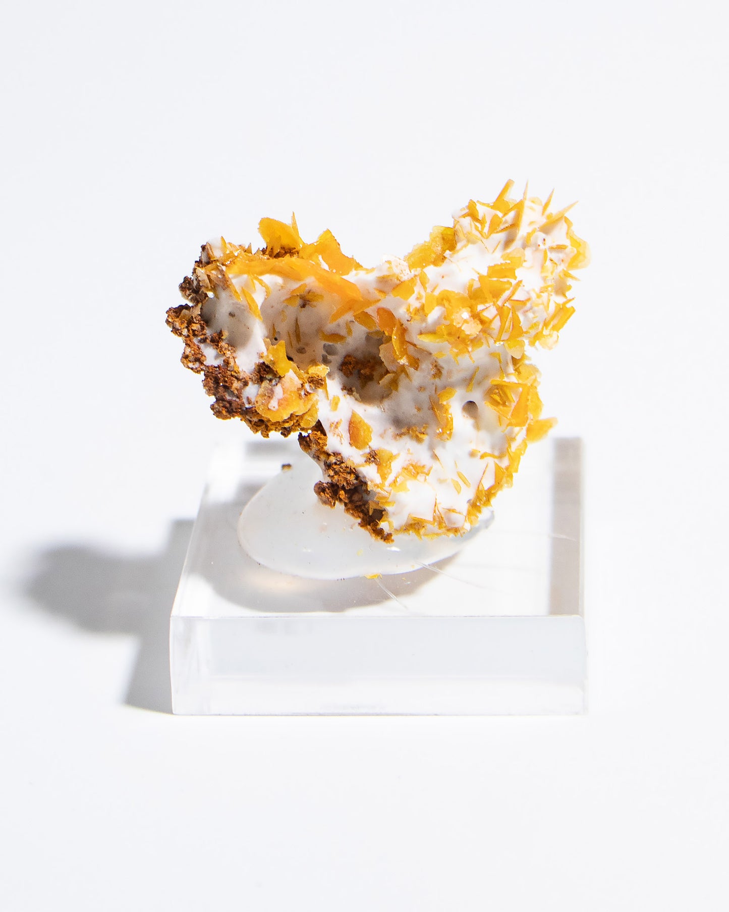 伊朗鉬鉛礦共生雪白方解石,視覺效果十分搶眼Iranian wulfenite crystals on snow-white calcite matrix showing strong visual contrast