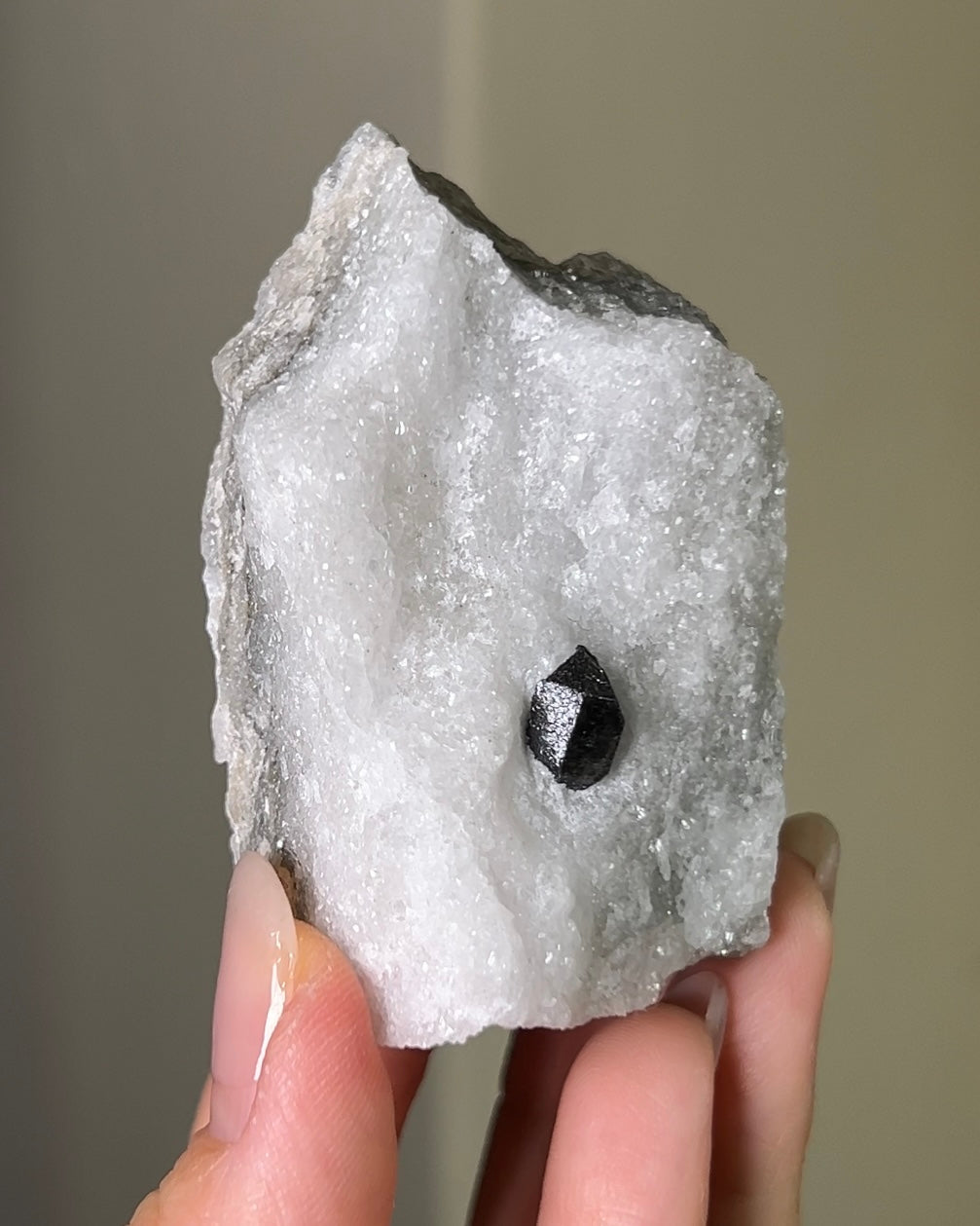 稀有罕見的義大利雙尖黑水晶 Rare black quartz specimen on anhydrite, featuring double-terminated quartz crystals with graphite inclusions from Italy.