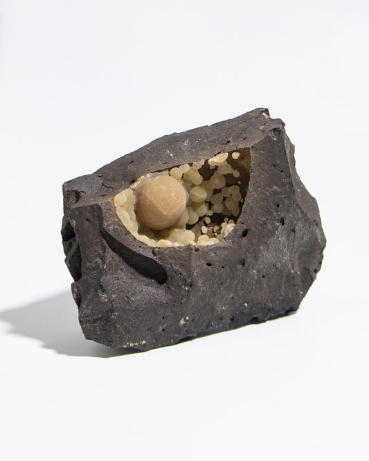 稀有的義大利球狀方解石,常長在玄武岩上 Rare Italian botryoidal calcite typically occurs on basalt.