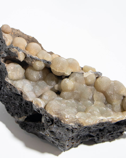 稀有的義大利球狀方解石,常長在玄武岩上 Rare Italian botryoidal calcite typically occurs on basalt.