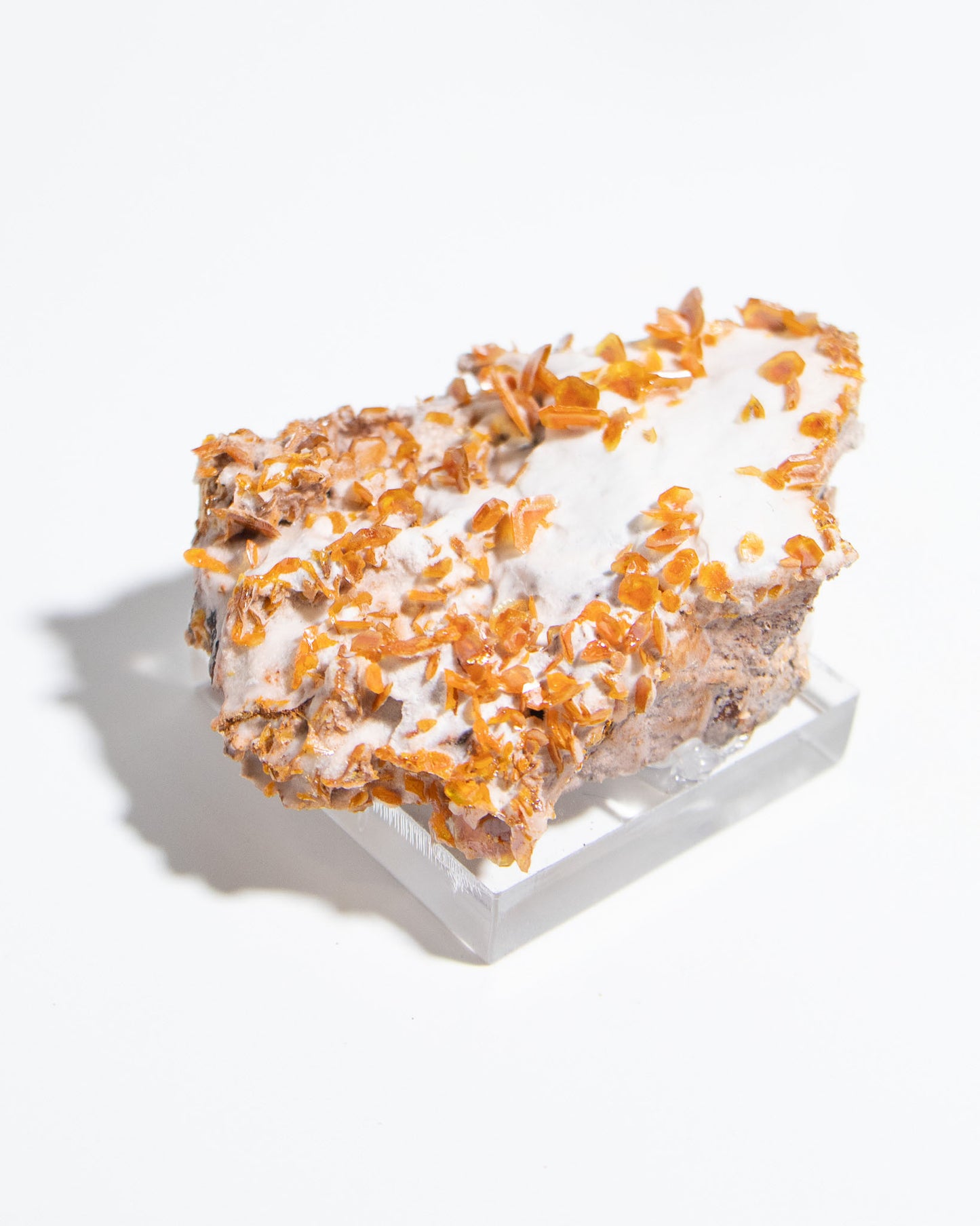伊朗鉬鉛礦共生雪白方解石,視覺效果十分搶眼Iranian wulfenite crystals on snow-white calcite matrix showing strong visual contrast
