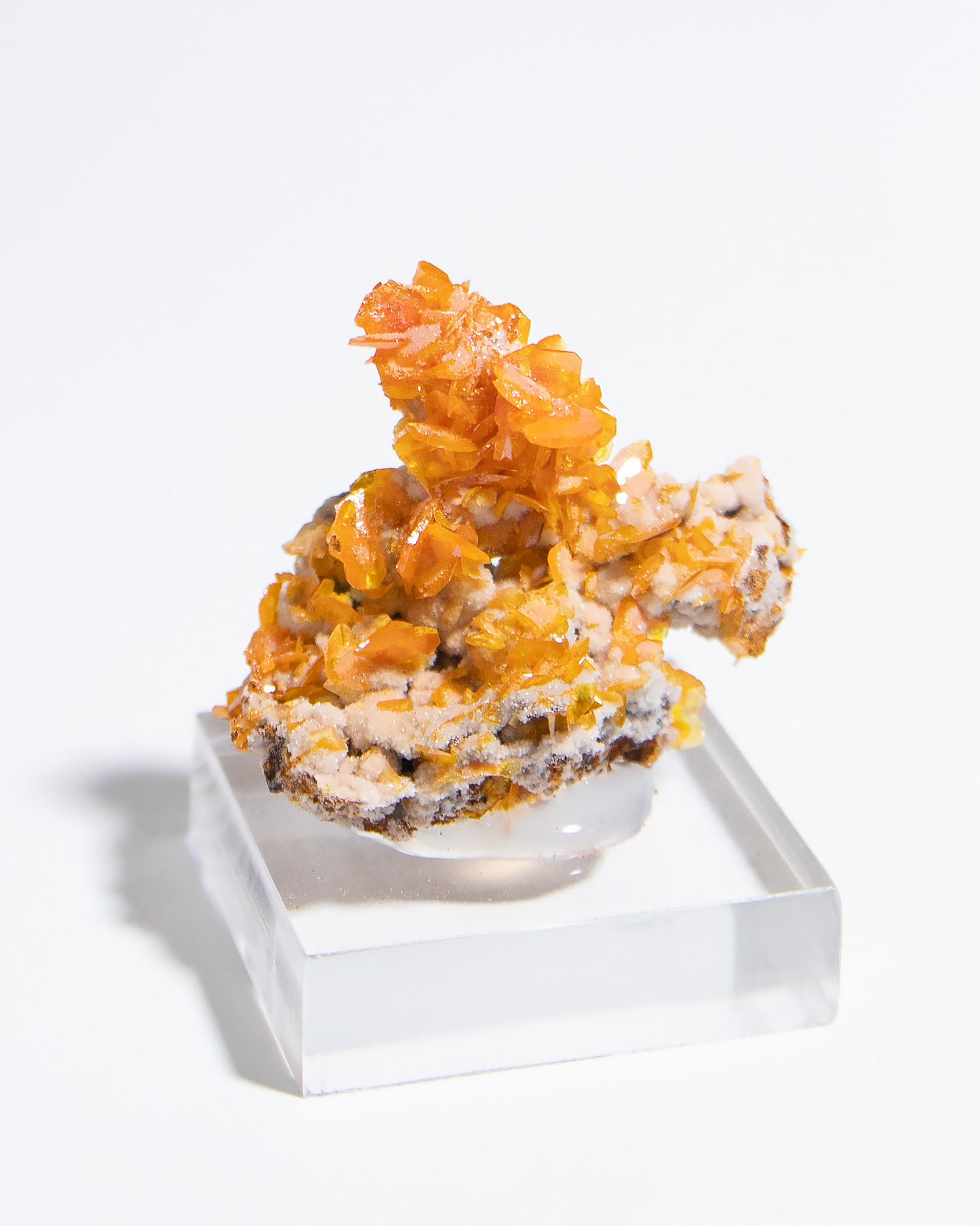 伊朗鉬鉛礦共生雪白方解石,視覺效果十分搶眼Iranian wulfenite crystals on snow-white calcite matrix showing strong visual contrast