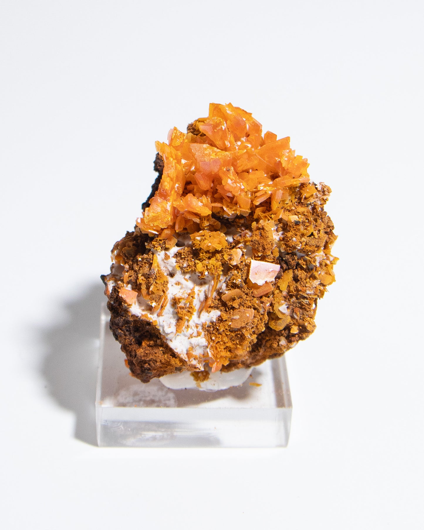 伊朗鉬鉛礦共生雪白方解石,視覺效果十分搶眼Iranian wulfenite crystals on snow-white calcite matrix showing strong visual contrast