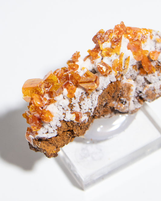 伊朗鉬鉛礦共生雪白方解石,視覺效果十分搶眼Iranian wulfenite crystals on snow-white calcite matrix showing strong visual contrast