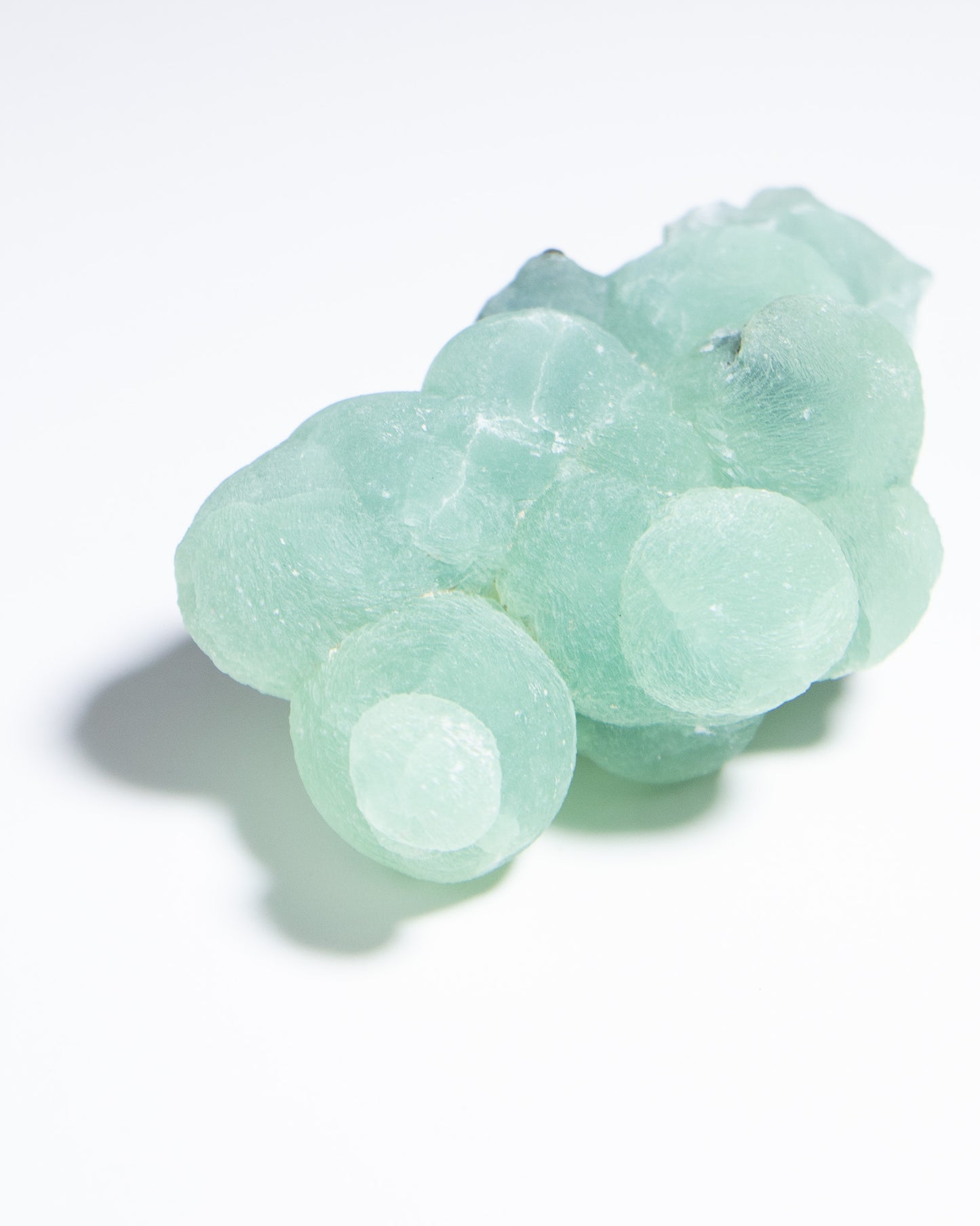 botryoidal mali prehnite, pale green globular crystals with fine natural texture 球狀馬利葡萄石共生綠簾石,晶體表面細緻