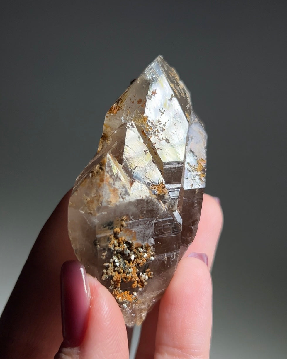 罕見的波士尼亞煙晶 smoky quartz from rare locality Bosnia Herzegovina shows elegant gradient of color and wild structure