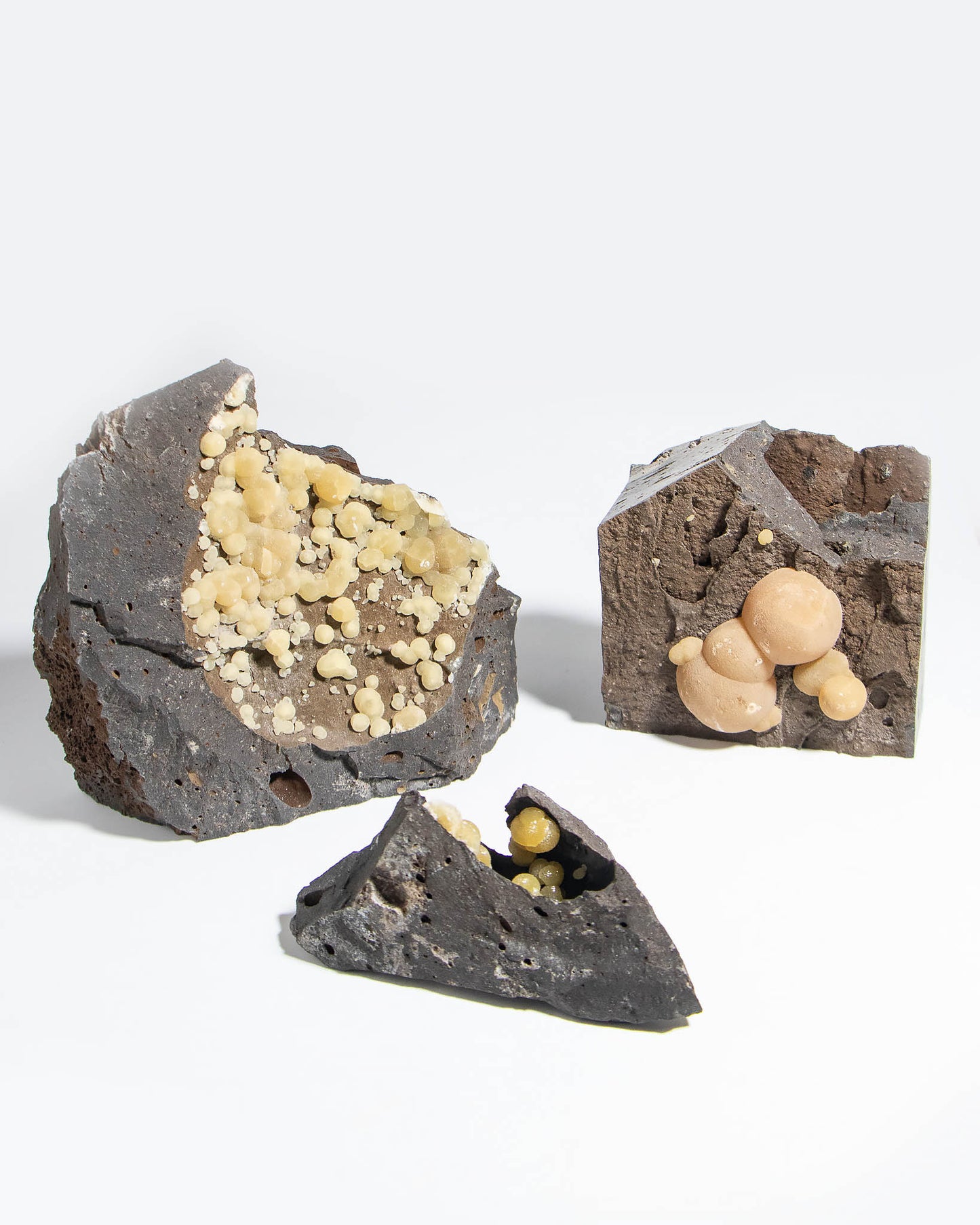 稀有的義大利球狀方解石,常長在玄武岩上 Rare Italian botryoidal calcite typically occurs on basalt.