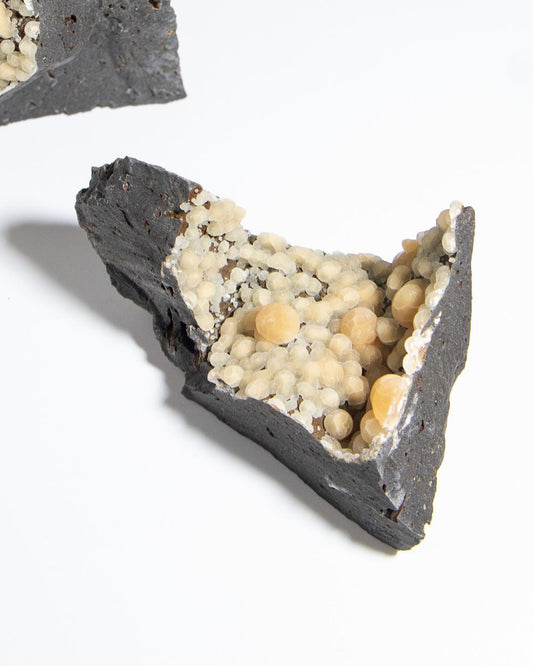 稀有的義大利球狀方解石,常長在玄武岩上 Rare Italian botryoidal calcite typically occurs on basalt.