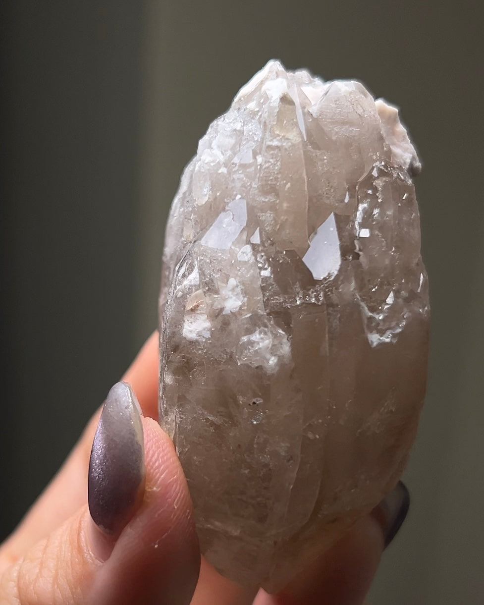 極罕見埃及西奈山煙晶有著古老的紋理與專注穩定的能量 rare smoky quartz from mount Sinai, Egypt gives divine energy