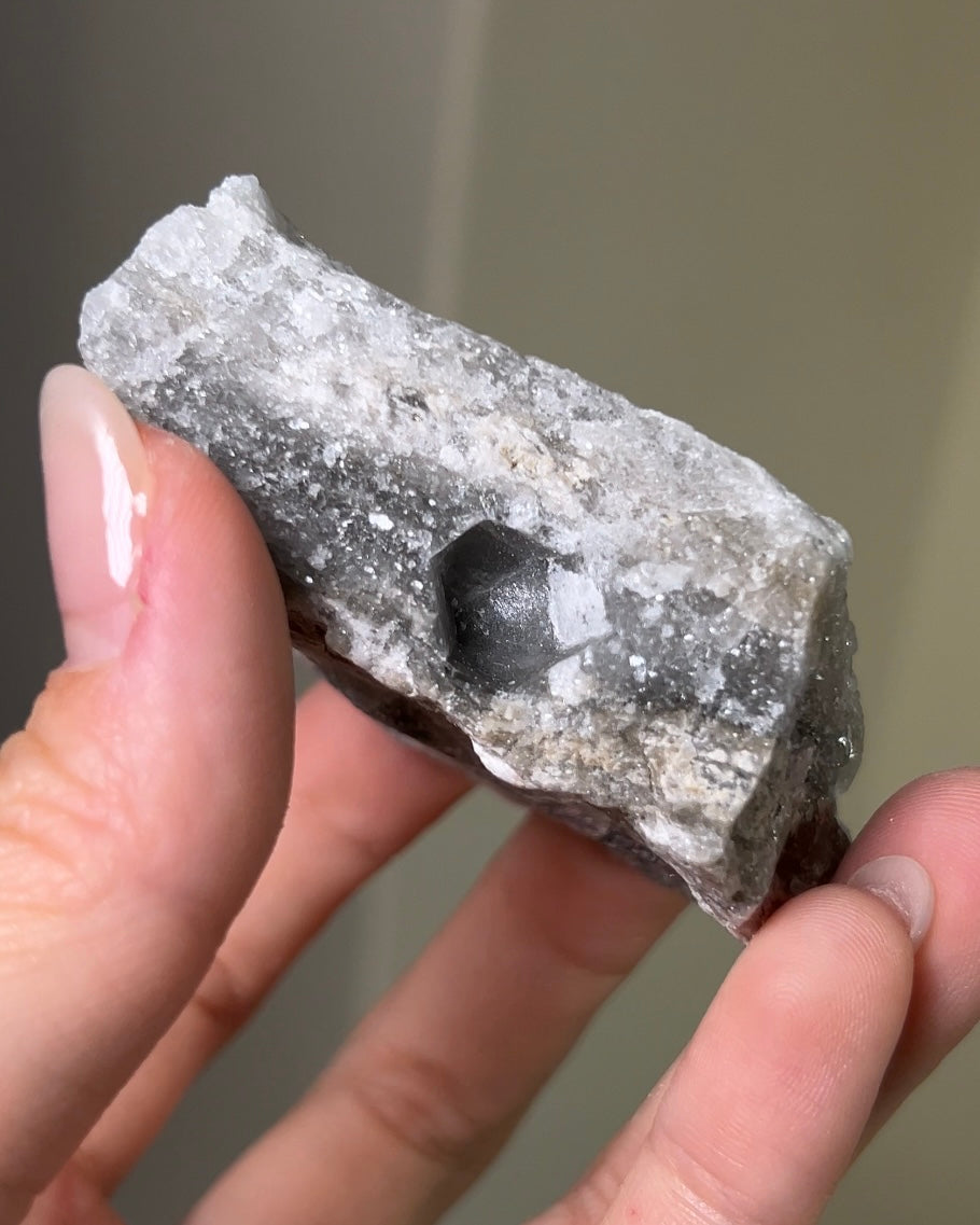 稀有罕見的義大利雙尖黑水晶 Rare black quartz specimen on anhydrite, featuring double-terminated quartz crystals with graphite inclusions from Italy.