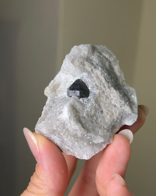 稀有罕見的義大利雙尖黑水晶 Rare black quartz specimen on anhydrite, featuring double-terminated quartz crystals with graphite inclusions from Italy.