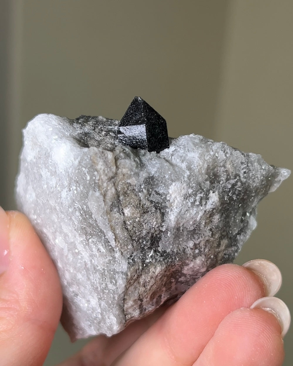 稀有罕見的義大利雙尖黑水晶 Rare black quartz specimen on anhydrite, featuring double-terminated quartz crystals with graphite inclusions from Italy.