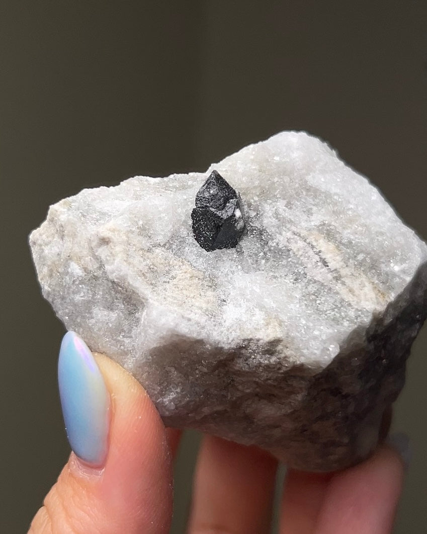 黑水晶硬石膏 - 義大利