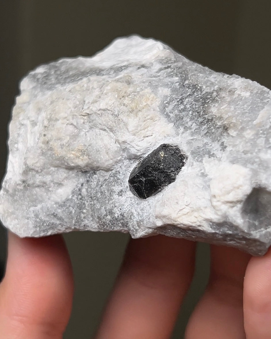 黑水晶硬石膏 - 義大利