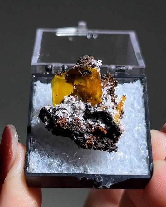墨西哥鉬鉛礦標本(Mexican wulfenite specimen)呈高度透明的薄板狀晶體(with highly transparent thin tabular crystals)