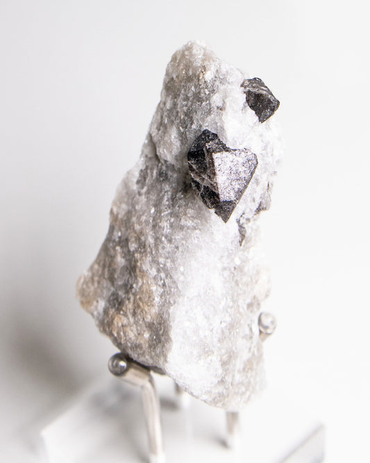 稀有罕見的義大利雙尖黑水晶 Rare black quartz specimen on anhydrite, featuring double-terminated quartz crystals with graphite inclusions from Italy.