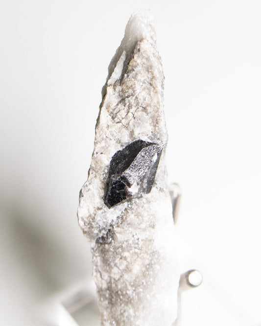 稀有罕見的義大利雙尖黑水晶 Rare black quartz specimen on anhydrite, featuring double-terminated quartz crystals with graphite inclusions from Italy.
