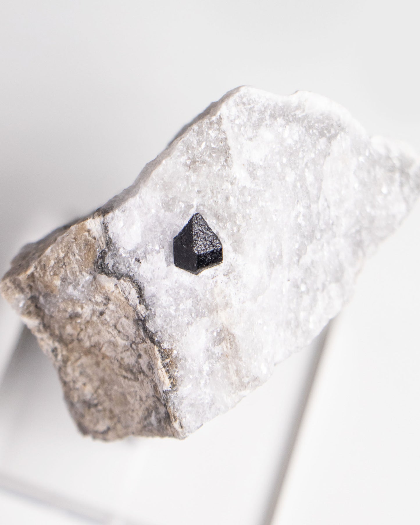 稀有罕見的義大利雙尖黑水晶 Rare black quartz specimen on anhydrite, featuring double-terminated quartz crystals with graphite inclusions from Italy.