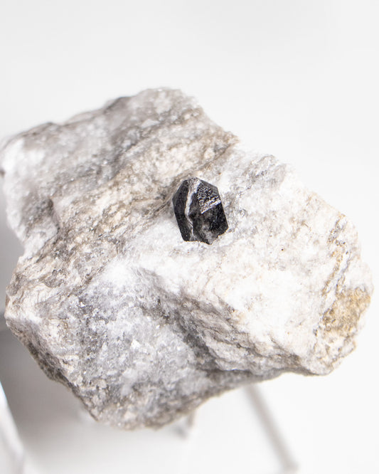 稀有罕見的義大利雙尖黑水晶 Rare black quartz specimen on anhydrite, featuring double-terminated quartz crystals with graphite inclusions from Italy.