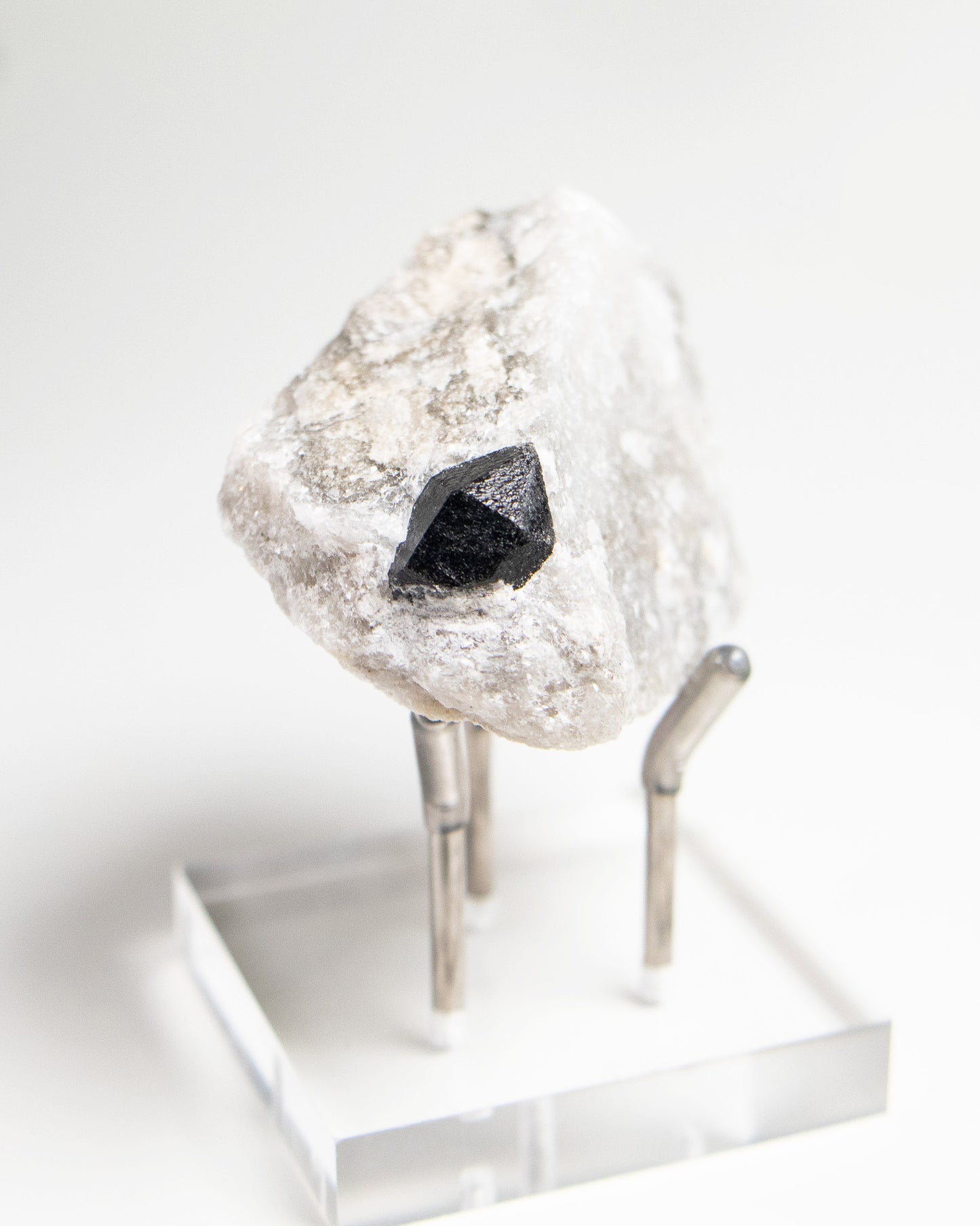 稀有罕見的義大利雙尖黑水晶 Rare black quartz specimen on anhydrite, featuring double-terminated quartz crystals with graphite inclusions from Italy.