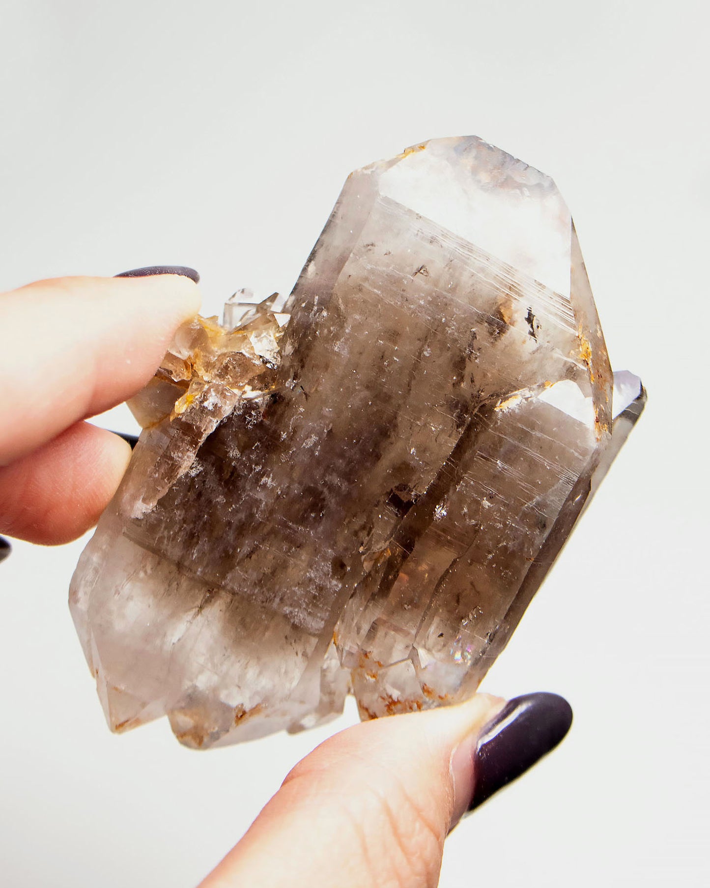 波士尼亞煙晶,以漸層色澤與自癒痕跡聞名,溫柔卻堅毅,象徵療癒能量、穩定力量與自我修復後的再生轉化。