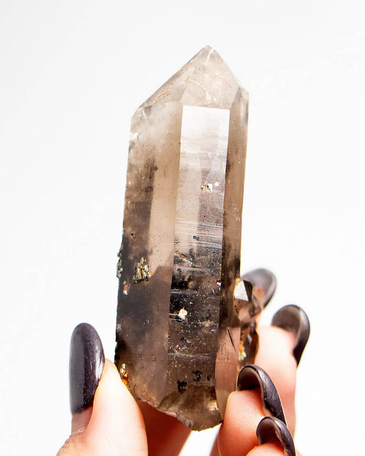 波士尼亞煙晶,以漸層色澤與自癒痕跡聞名,象徵療癒能量、穩定力量與自我修復後的再生轉化。