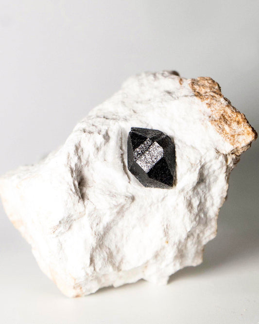 義大利黑水晶硬石膏（quartz on anhydrite）標本來自義大利Reggio Emilia。 呈現雙尖閃靈鑽型態，內包石墨，是已停產不可多得的特殊礦物標本。This quartz on anhydrite specimen is from Reggio Emilia, Italy, features DT crystal with graphite inclusion. 