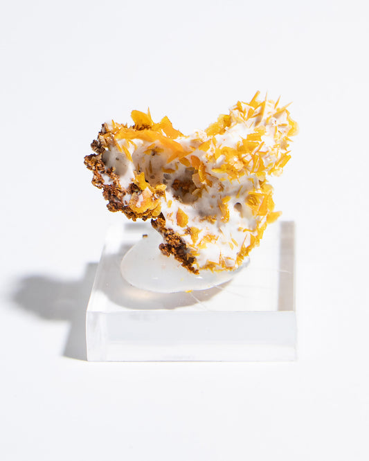 伊朗鉬鉛礦共生雪白方解石，視覺效果十分搶眼Iranian wulfenite crystals on snow-white calcite matrix showing strong visual contrast