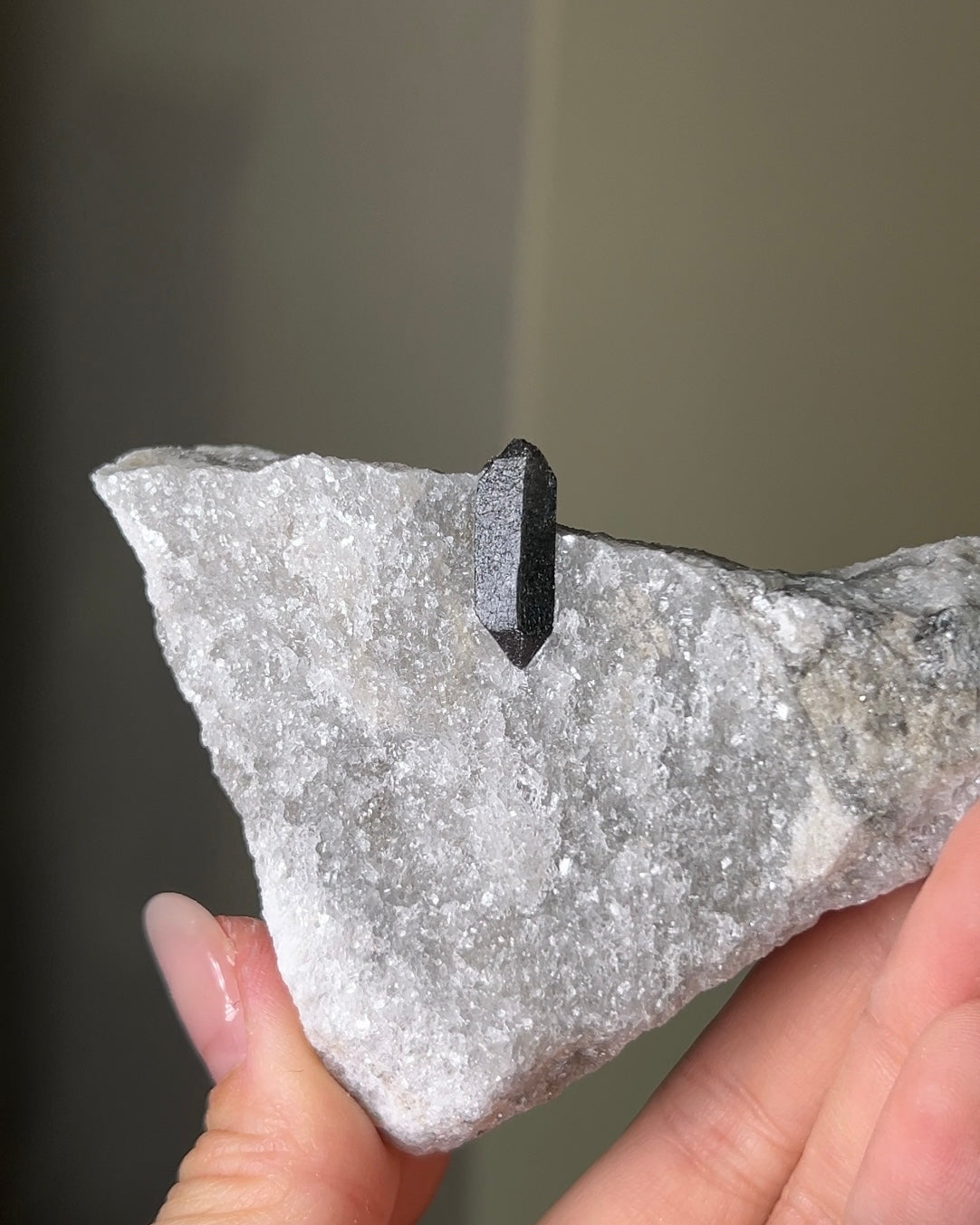 稀有罕見的義大利雙尖黑水晶 Rare black quartz specimen on anhydrite, featuring double-terminated quartz crystals with graphite inclusions from Italy.