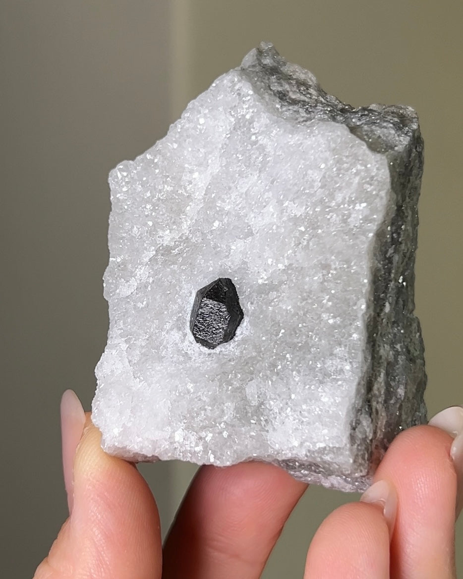 稀有罕見的義大利雙尖黑水晶 Rare black quartz specimen on anhydrite, featuring double-terminated quartz crystals with graphite inclusions from Italy.