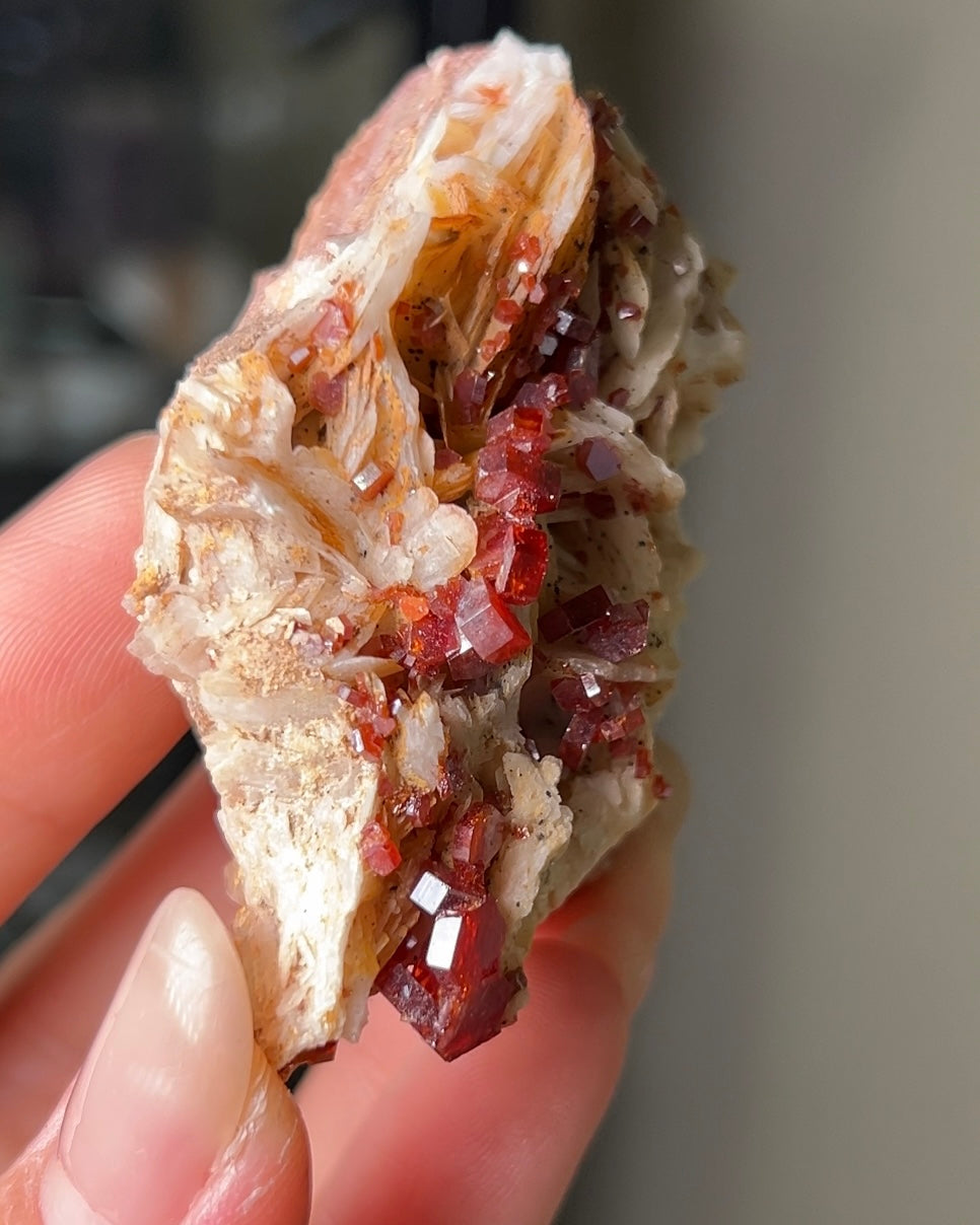 摩洛哥釩鉛礦重晶石vanadinite on barite from Morocco
