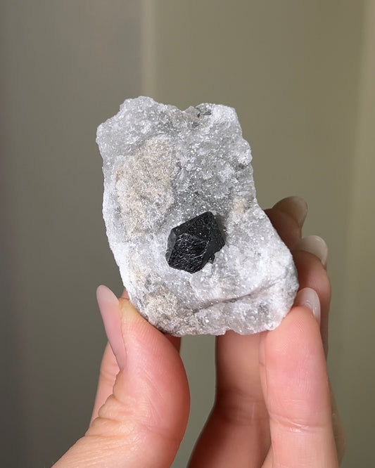 稀有罕見的義大利雙尖黑水晶 Rare black quartz specimen on anhydrite, featuring double-terminated quartz crystals with graphite inclusions from Italy.