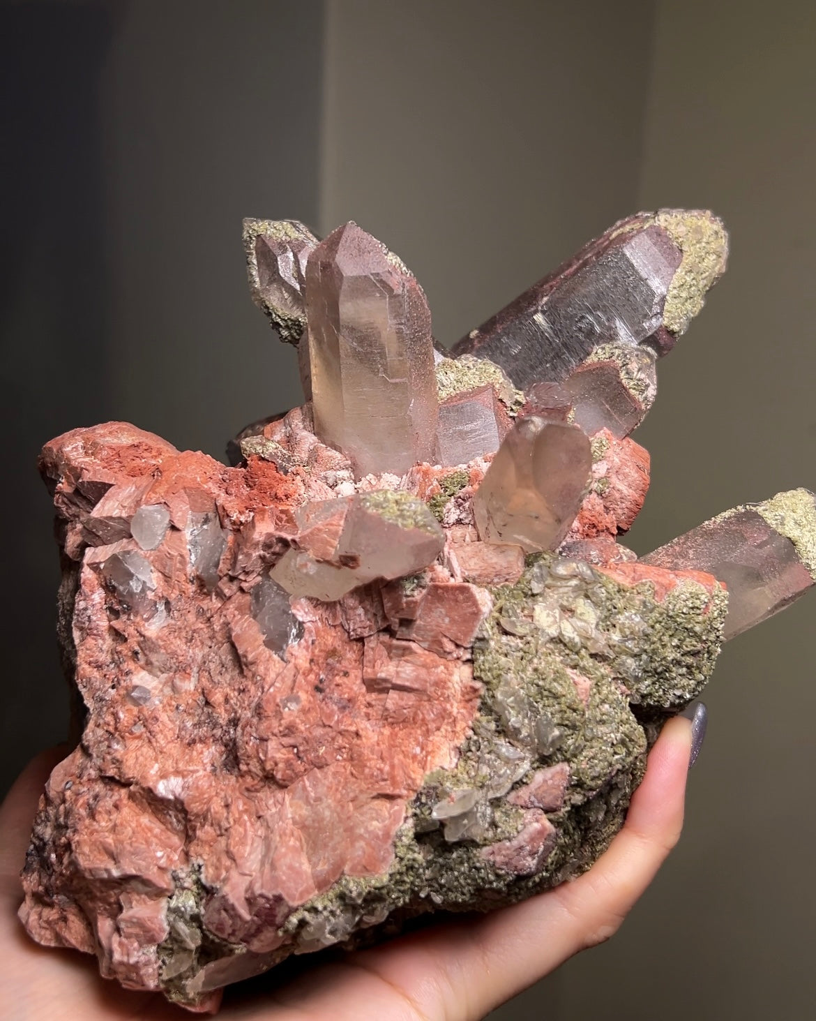 埃及煙晶標本非常稀有smoky quartz specimens from Mount Sinai, Egypt are exceptionally rare.They embodies grounding and protective energy—supporting focus, emotional stability, and a calm return to the present moment. 