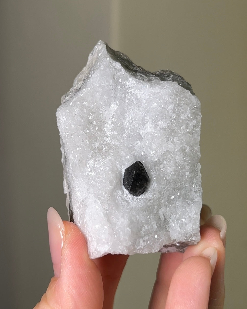 稀有罕見的義大利雙尖黑水晶 Rare black quartz specimen on anhydrite, featuring double-terminated quartz crystals with graphite inclusions from Italy.