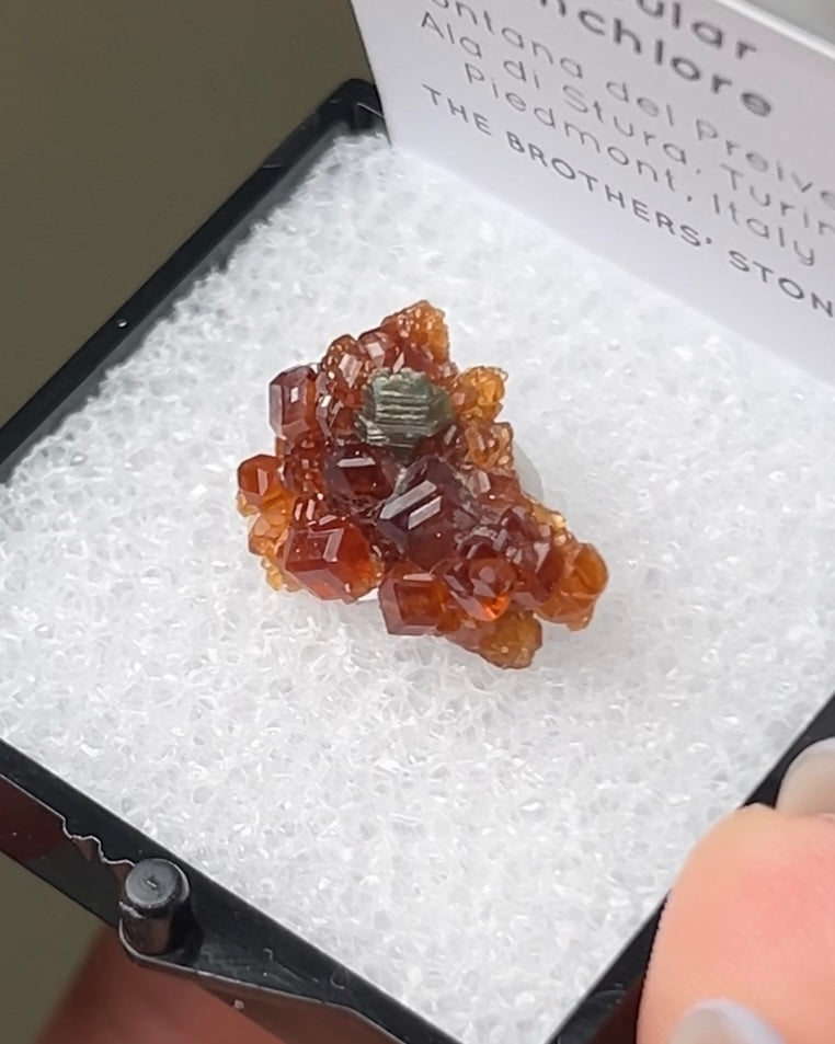 鈣鋁石榴石 - 義大利神父噴泉