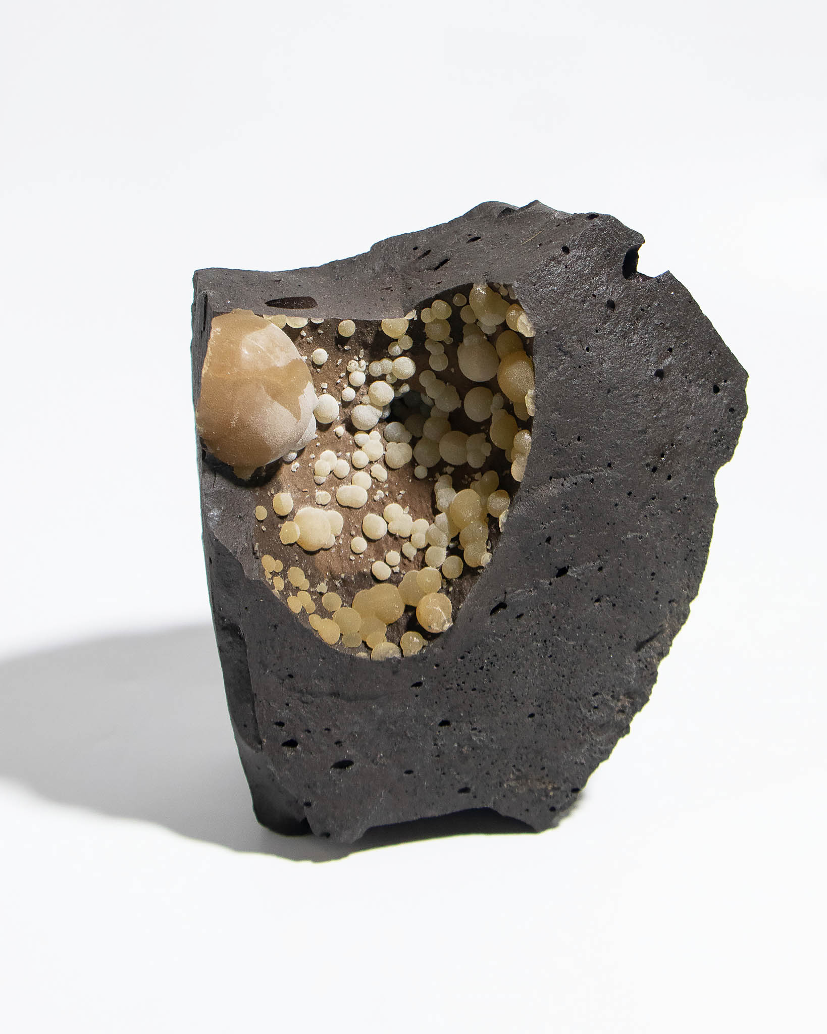 稀有的義大利球狀方解石，常長在玄武岩上，適做居家擺件 Rare Italian botryoidal calcite typically occurs on basalt. An elegant decorative piece for refined interior spaces.