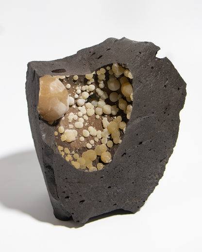 稀有的義大利球狀方解石，常長在玄武岩上，適做居家擺件 Rare Italian botryoidal calcite typically occurs on basalt. An elegant decorative piece for refined interior spaces.