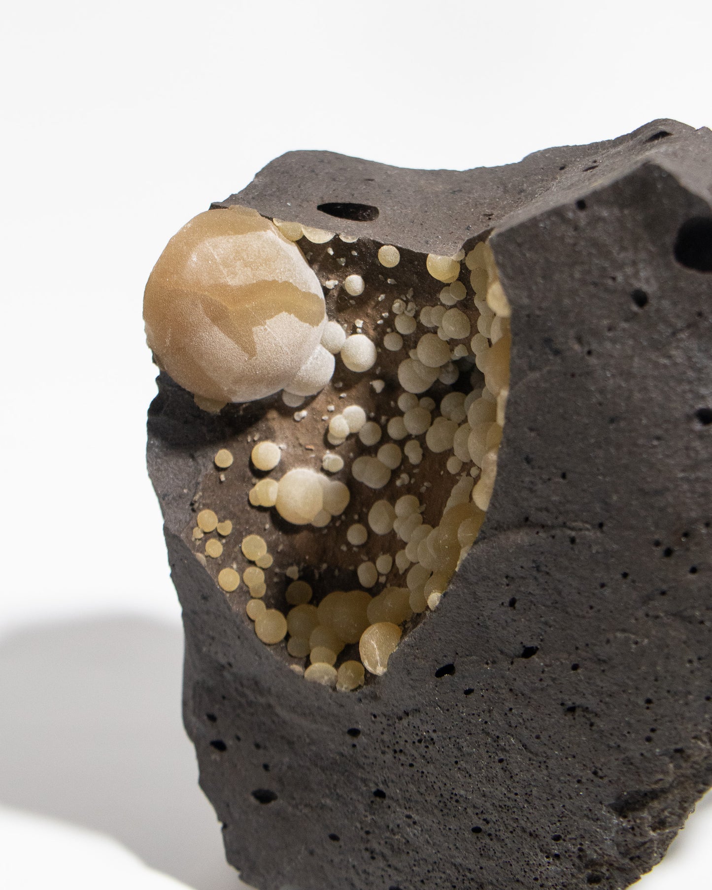 稀有的義大利球狀方解石，常長在玄武岩上，適做居家擺件 Rare Italian botryoidal calcite typically occurs on basalt. An elegant decorative piece for refined interior spaces.