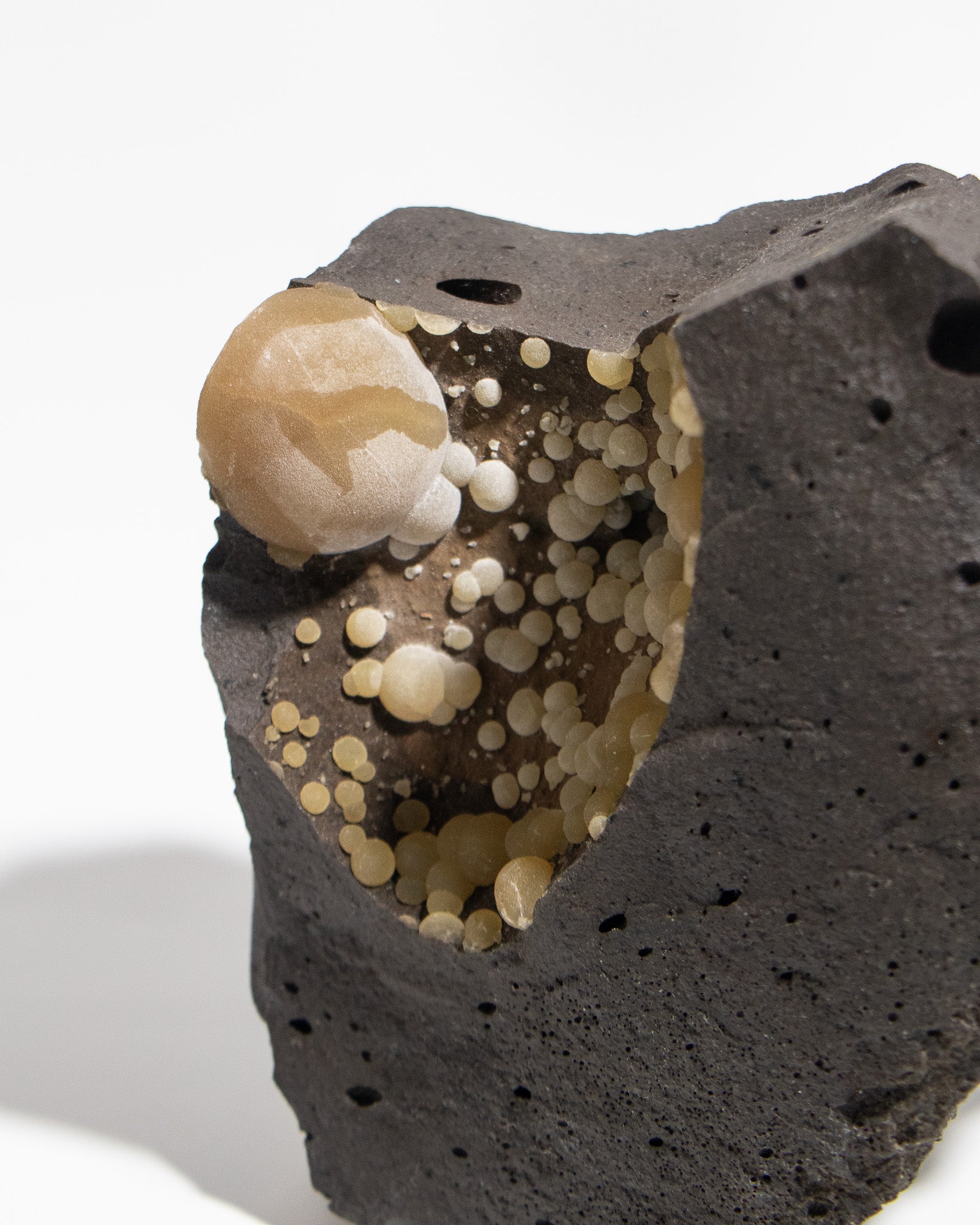 稀有的義大利球狀方解石，常長在玄武岩上，適做居家擺件 Rare Italian botryoidal calcite typically occurs on basalt. An elegant decorative piece for refined interior spaces.