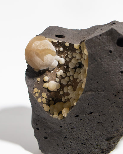 稀有的義大利球狀方解石，常長在玄武岩上，適做居家擺件 Rare Italian botryoidal calcite typically occurs on basalt. An elegant decorative piece for refined interior spaces.