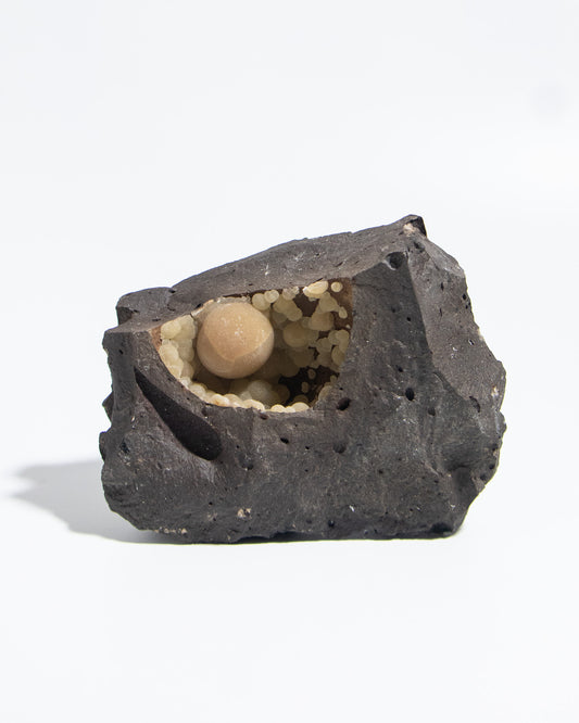 稀有的義大利球狀方解石，常長在玄武岩上 Rare Italian botryoidal calcite typically occurs on basalt.