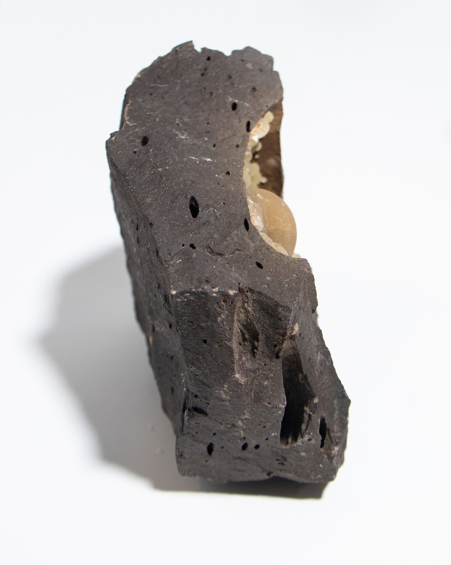 稀有的義大利球狀方解石，常長在玄武岩上 Rare Italian botryoidal calcite typically occurs on basalt.