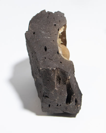 稀有的義大利球狀方解石，常長在玄武岩上 Rare Italian botryoidal calcite typically occurs on basalt.