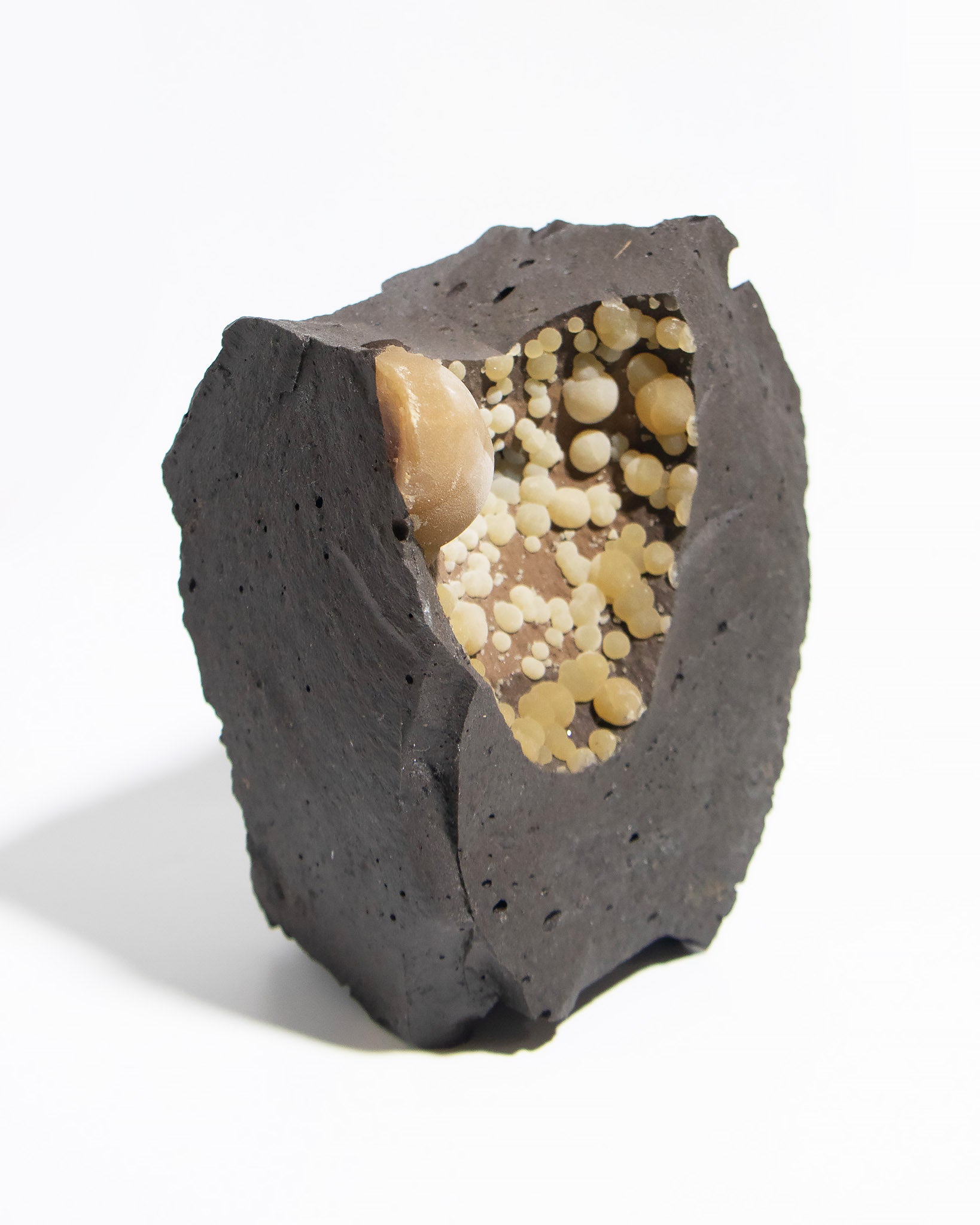 稀有的義大利球狀方解石，常長在玄武岩上，適做居家擺件 Rare Italian botryoidal calcite typically occurs on basalt. An elegant decorative piece for refined interior spaces.