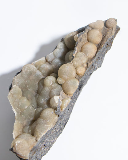 稀有的義大利球狀方解石，常長在玄武岩上 Rare Italian botryoidal calcite typically occurs on basalt.