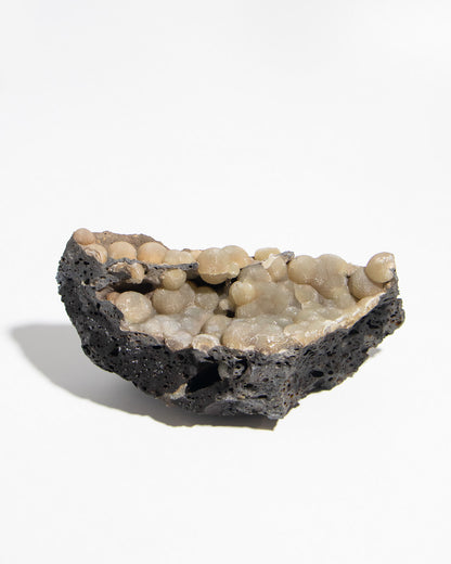 稀有的義大利球狀方解石，常長在玄武岩上 Rare Italian botryoidal calcite typically occurs on basalt.