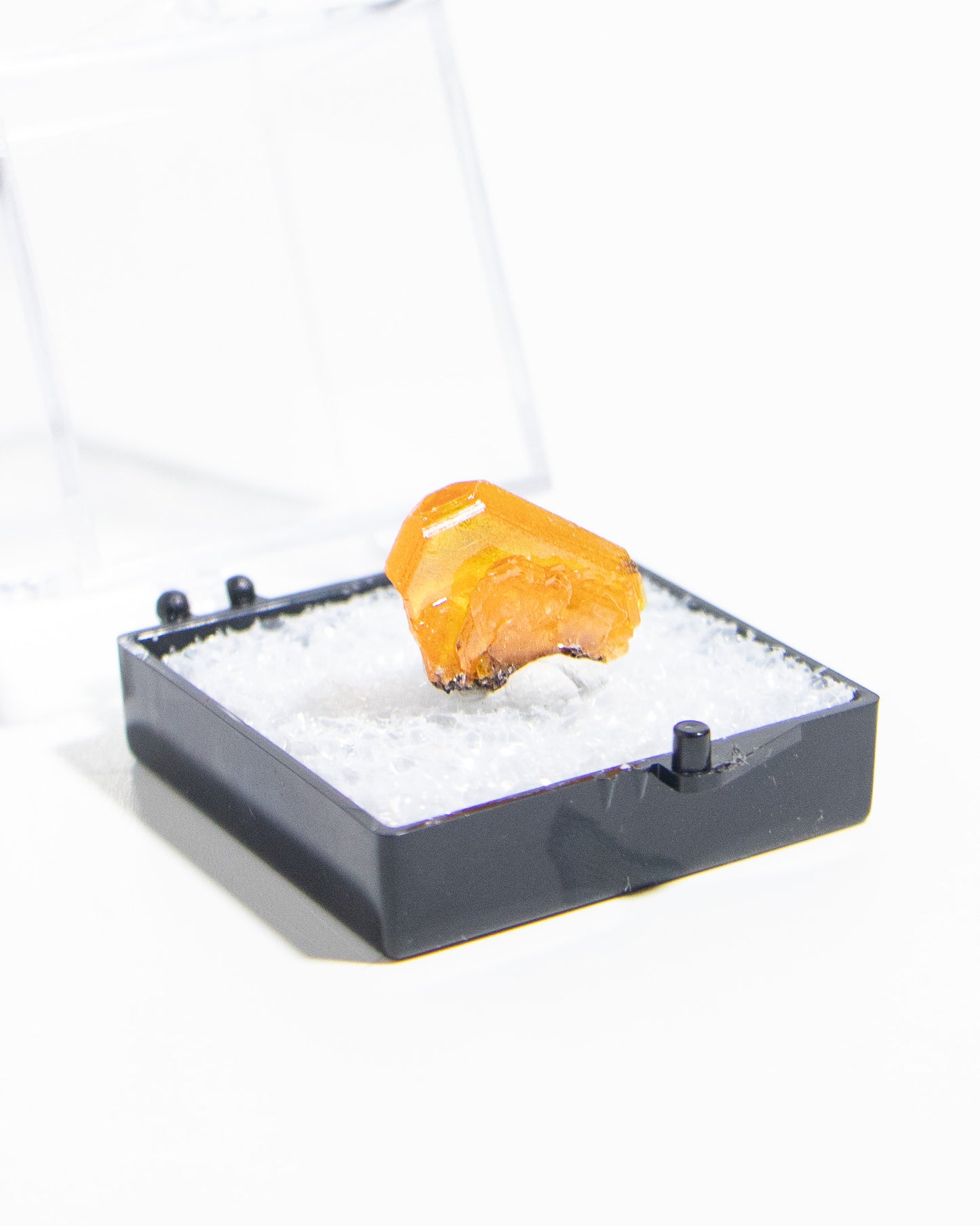 墨西哥鉬鉛礦標本（Mexican wulfenite specimen）呈高度透明的薄板狀晶體（with highly transparent thin tabular crystals）