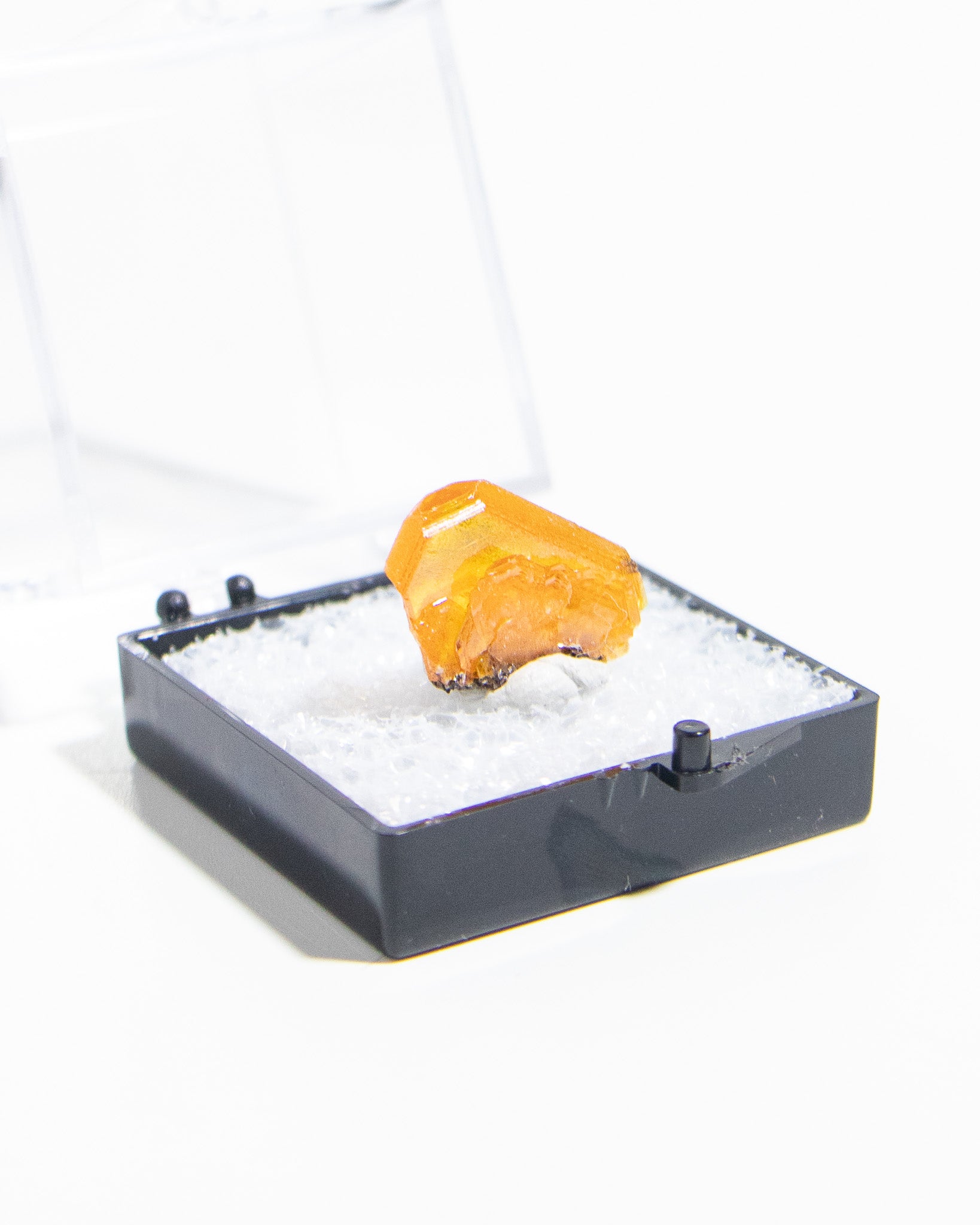 墨西哥鉬鉛礦標本（Mexican wulfenite specimen）呈高度透明的薄板狀晶體（with highly transparent thin tabular crystals）