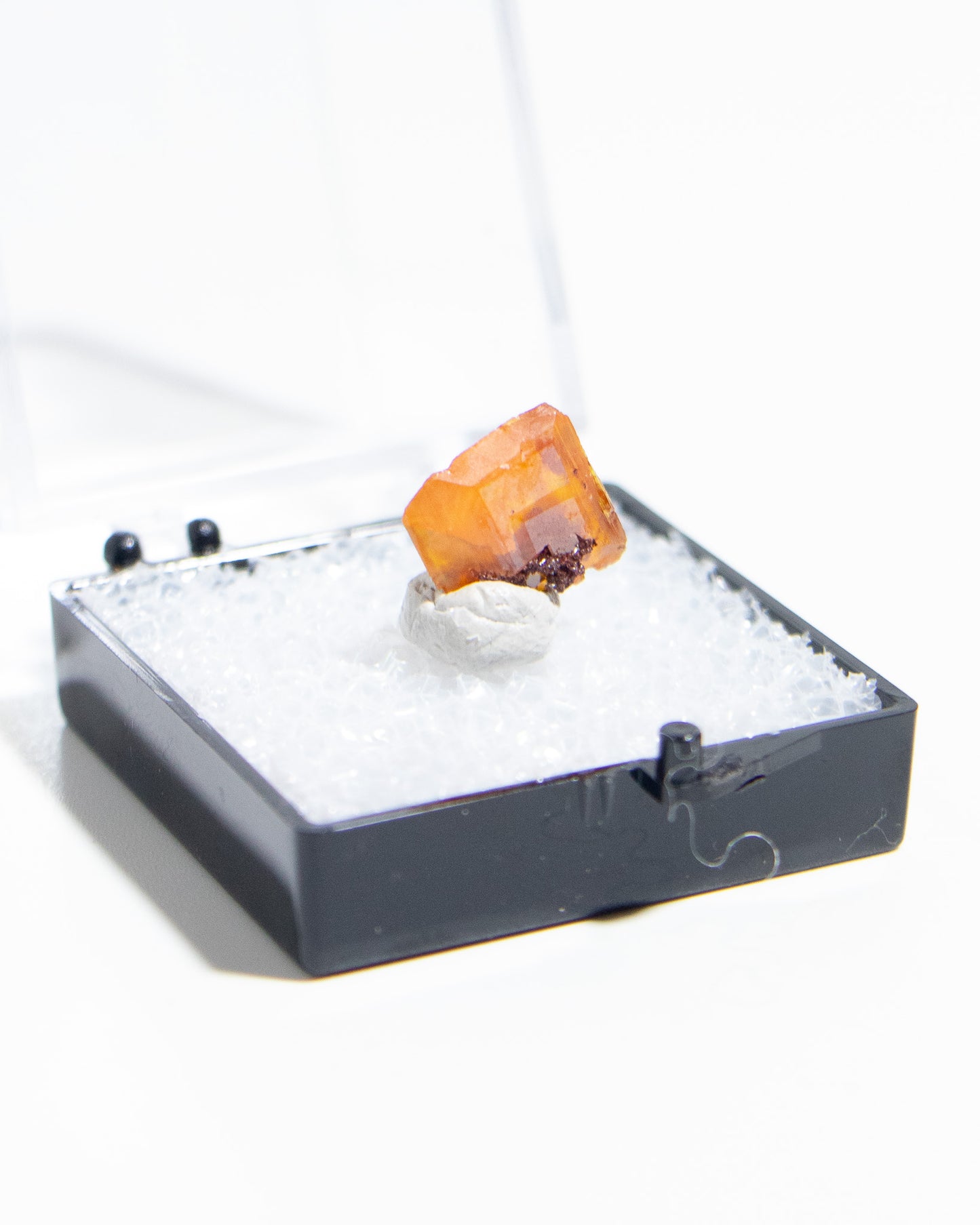 墨西哥鉬鉛礦標本（Mexican wulfenite specimen）呈高度透明的薄板狀晶體（with highly transparent thin tabular crystals）