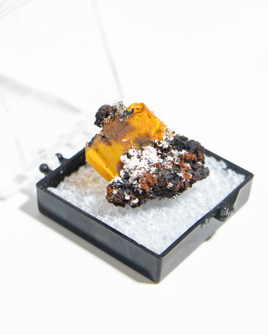 墨西哥鉬鉛礦標本（Mexican wulfenite specimen）呈高度透明的薄板狀晶體（with highly transparent thin tabular crystals）